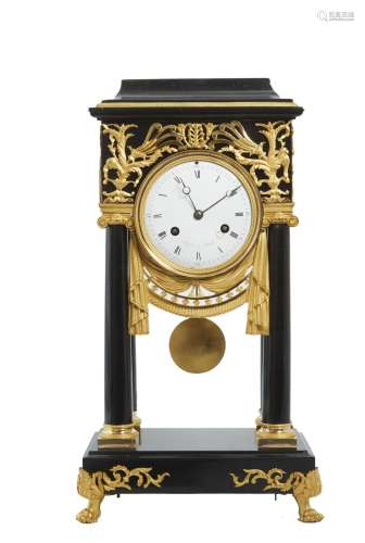 176-Pendule portique en marbre noir et bronze ciselé et doré...