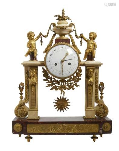 178-Pendule portique en bronze ciselé et doré et marbre; à c...