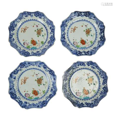 87-Chine : quatre assiette de forme mouvementée en porcelain...