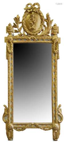 Important miroir en bois stuqué et doré; le fronton surmonté...