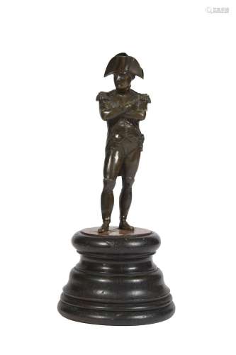 199-Napoléon en pied Sculpture en bronze patiné; socle en bo...