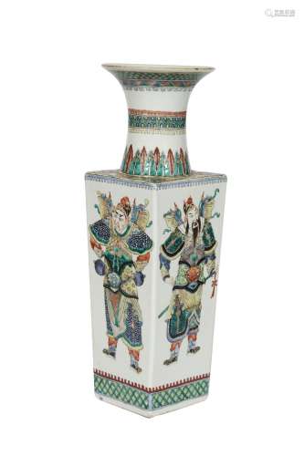 97-Chine Vase à section rectangulaire en porcelaine polychro...