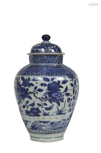 116-Japon : grande vase et son couvercle en porcelaine du Ja...