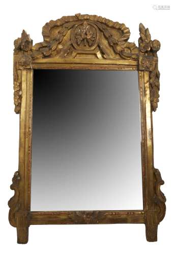 203-Miroir en bois stuqué et doré à décor de fleurettes et g...