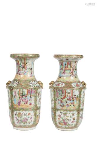 96-CANTON (XIXème siècle) Paire de vases balustre en porcela...