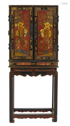 119-Chine : petit cabinet en bois laqué polychrome à décor d...
