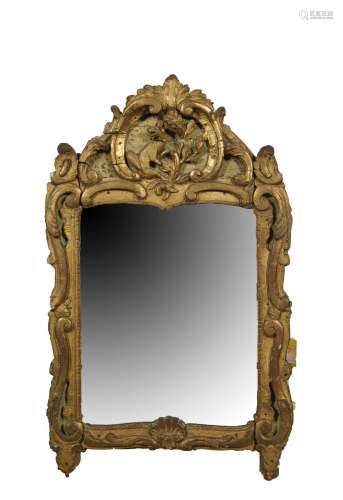 190-Miroir en bois stuqué et doré à riche décor d'acanthes s...