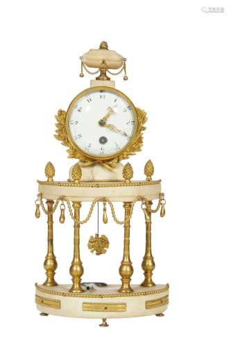 191-Pendule en marbre et bronze ciselé et doré; à décor de c...