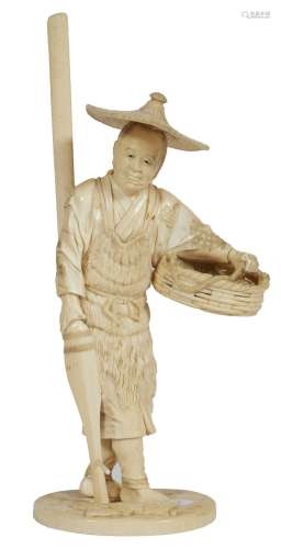 131-Japon: okimono figurant un pêcheur; groupe en ivoire scu...