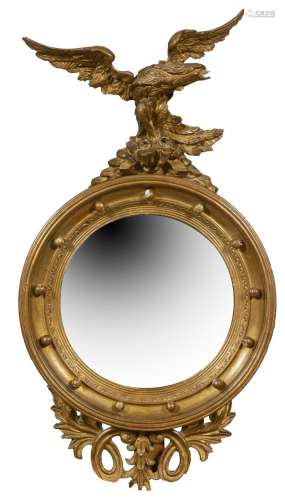 165-Miroir circulaire en bois stuqué et doré; le fronton à d...