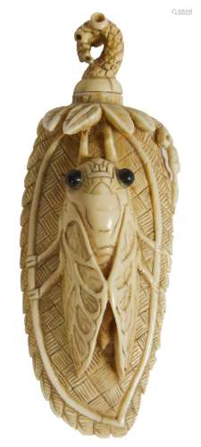 132-Japon : petit flacon à priser en ivoire sculpté à décor ...