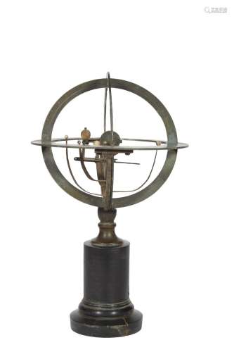 171-Une sphère armilliaire en bronze; base en bois noirci. X...