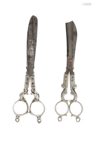 1-Deux paires de ciseaux en argent et acier XVIIIème siècle ...
