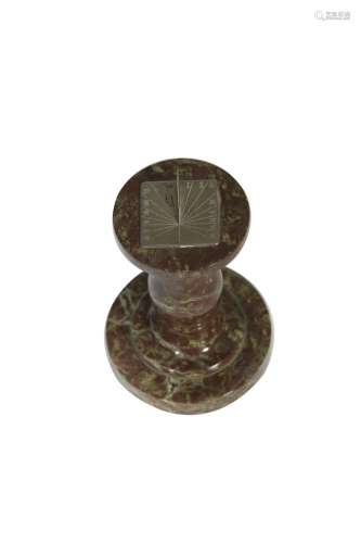 168-Cadran solaire en argent inscrit dans un motif en pierre...