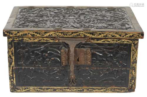 140-Rare coffre en bois exotique à décor sculpté en semi-rel...