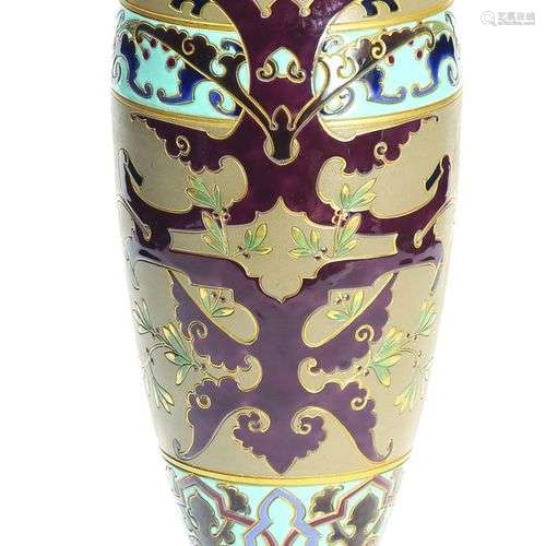 234- Vase fuseau en faïence polychrome à décor de motifs ori...