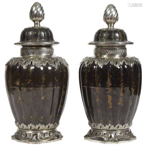 141-Belle paire de vases en porcelaine de Chine à décor or s...