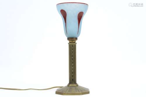 Lampe française Art Déco met voet in brons en met kapje in g...