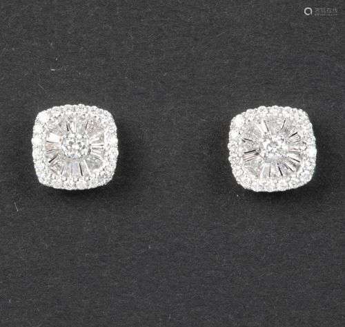 Paire de boucles d'oreille en or blanc (18 carats) avec un b...