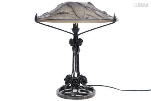 Lampe Art Déco française en fer forgé et verre avec décor de...