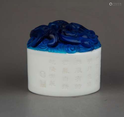 A BLUE AND WHITE GALSS 'DRAGON' SEAL