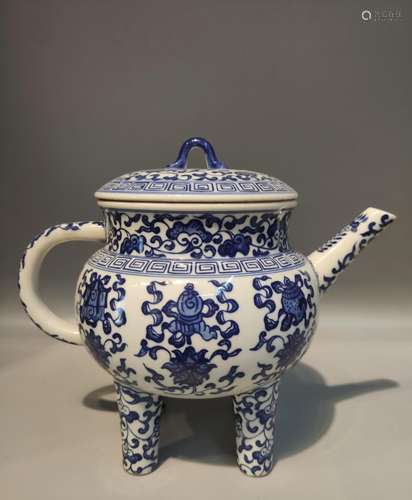 A BLUE AND WHITE TRIPOD WINEPOT AND COVER.QING PERIOD