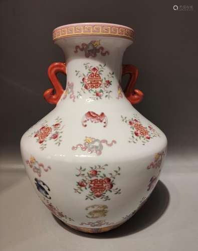 A FAMILLE-ROSE BOTTLE VASE.QING PERIOD