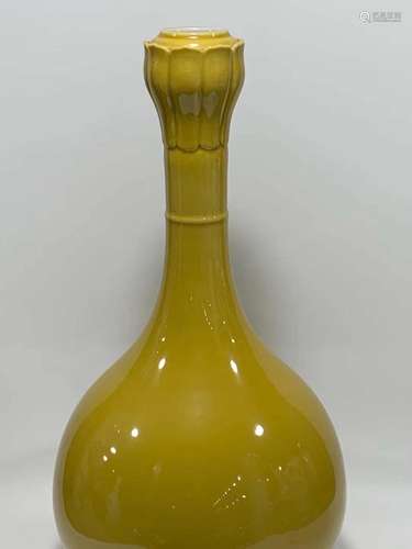 A YELLOW-GLAZED BOTTLE VASE.MARK OF QIANLONG