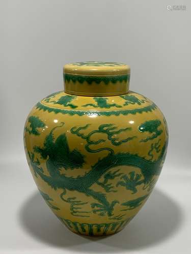 A YELLOW-GROUND GREEN-GLAZED JAR.MARK OF QIANLONG