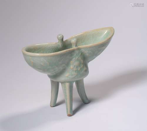 A CELADON-GLAZED TRIPOD CUP.SONG PERIOD