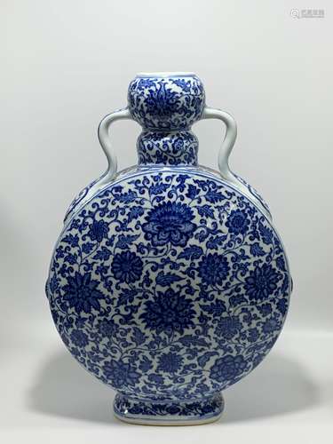 A BLUE AND WHITE MOON FLASK.MARK OF QIANLONG