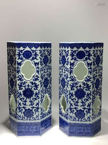 A PAIR OF BLUE AND WHITE HATSTAND.MARK OF QIANLONG