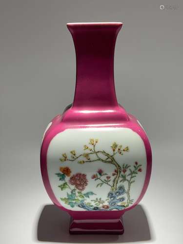 A CORAL-GROUND FAMILLE-ROSE VASE.QIANLONG PERIOD