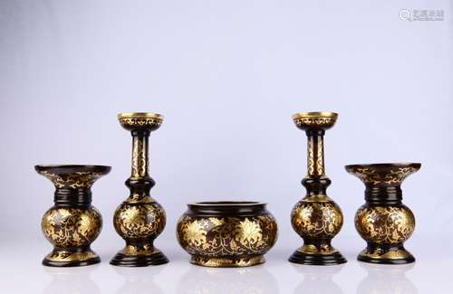 A GILT-BRONZE FIVE-PIECE GARNITURE.MING PERIOD