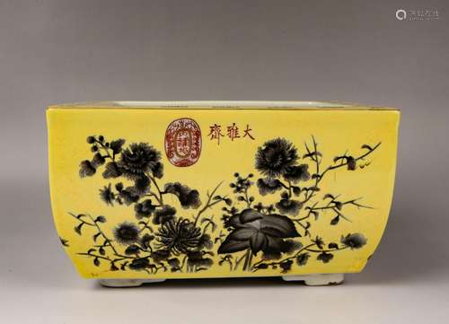 A YELLOW-GROUND FAMILLE-ROSE BASIN.QING PERIOD