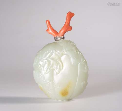 A CARVED WHITE JADE SNUFF BOTTLE.QING PERIOD