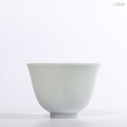 A WHITE-GLAZED BOWL.MARK OF YONGZHENG