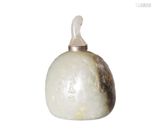 A CARVED WHITE JADE SNUFF BOTTLE.QING PERIOD