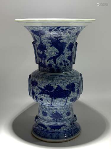 A BLUE AND WHITE 'FISH' VASE.GU.MARK OF WANLI