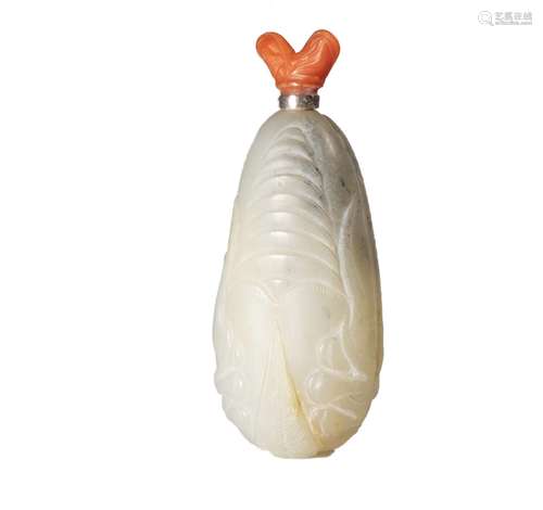 A CARVED WHITE JADE SNUFF BOTTLE.QING PERIOD