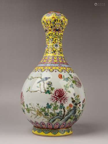 A YELLOW-GROUND FAMILLE-ROSE VASE.QING PERIOD