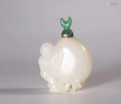 A CARVED WHITE JADE 'FIGURE' SNUFF BOTTLE.QING PERIOD