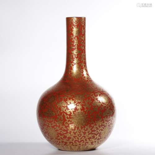 A CORAL-GROUND GILT-DECORATED VASE.MARK OF JIAQING