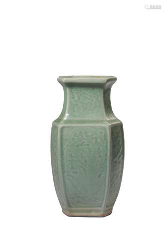 A CELADON-GLAZED VASE.QING PERIOD