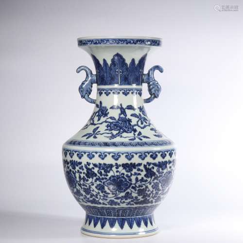 A BLUE AND WHITE VASE.QING PERIOD