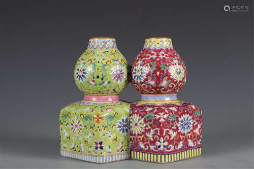 A CHINESE FAMILLE ROSE PORCELAIN DOUBLE-GOURDS VASE