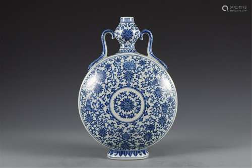 A CHINESE BLUE AND WHITE PORCELAIN FLASK MOON VASE