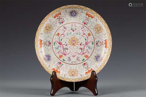 A CHINESE FAMILLE ROSE PORCELAIN PLATE