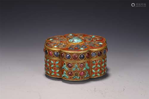 A CHINESE GILT SILVER INLAID GEMSTONES LIDDED BOX