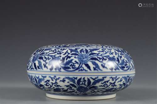 A CHINESE BLUE AND WHITE PORCELAIN BOX